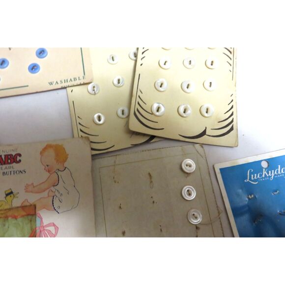 LOT OF 70+ /-  VINTAGE DOLL OR BABY CLOTHES BUTTONS NEW ON THE CARD - Picture 4 of 6